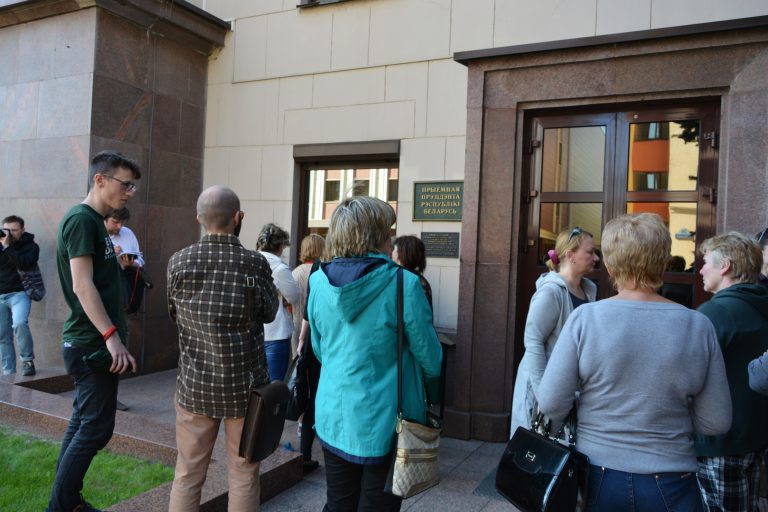 БелПраўда: 30 человек пикетировали администрацию президента
