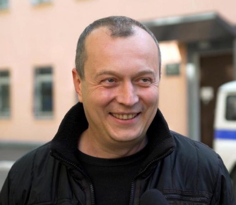 Активист «Страны для жизни» Олег Борозна вышел на свободу. В 2021 обвинение предъявило ему хранение 0.0057 г каннабиса, факт которого так и не был доказан в суде