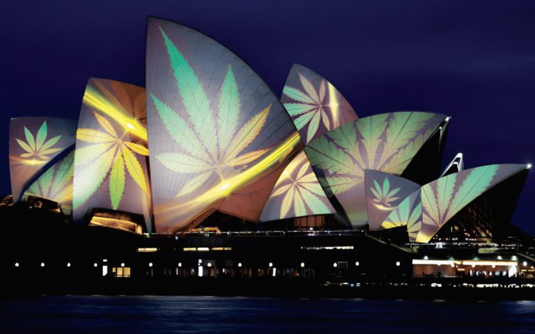 Австралийским активистам предъявлены обвинения за то, что они спроецировали каннабис на здание Сиднейской оперы