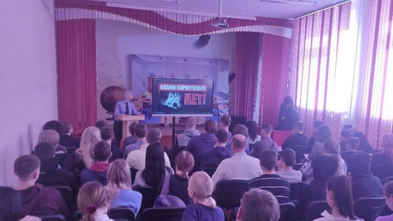 Речицким школьникам организовали онлайн-конференцию с отбывающими наказание по «наркотическим» статьям